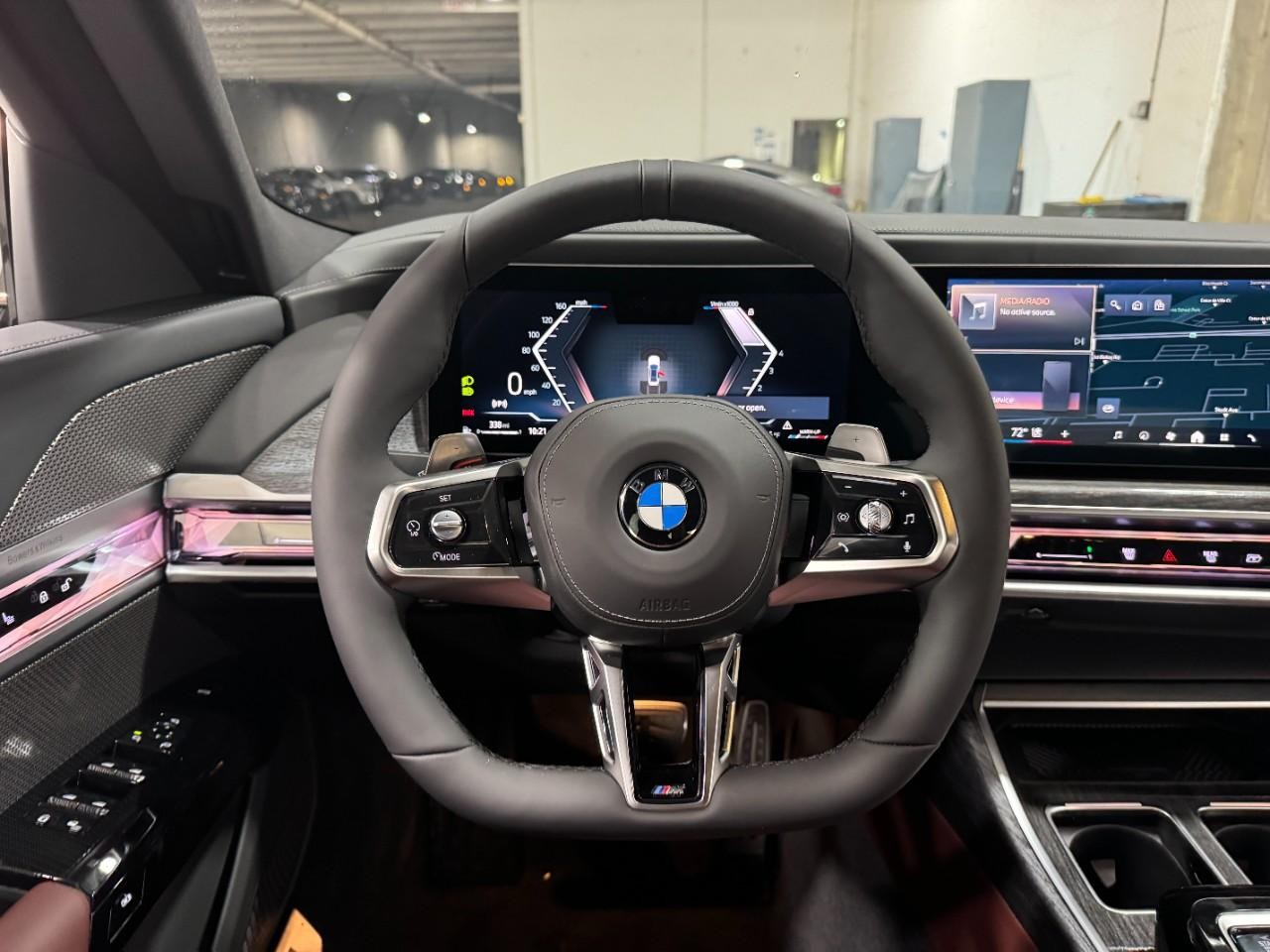 BMW 7 Series Vehicle Full-screen Gallery Image 13