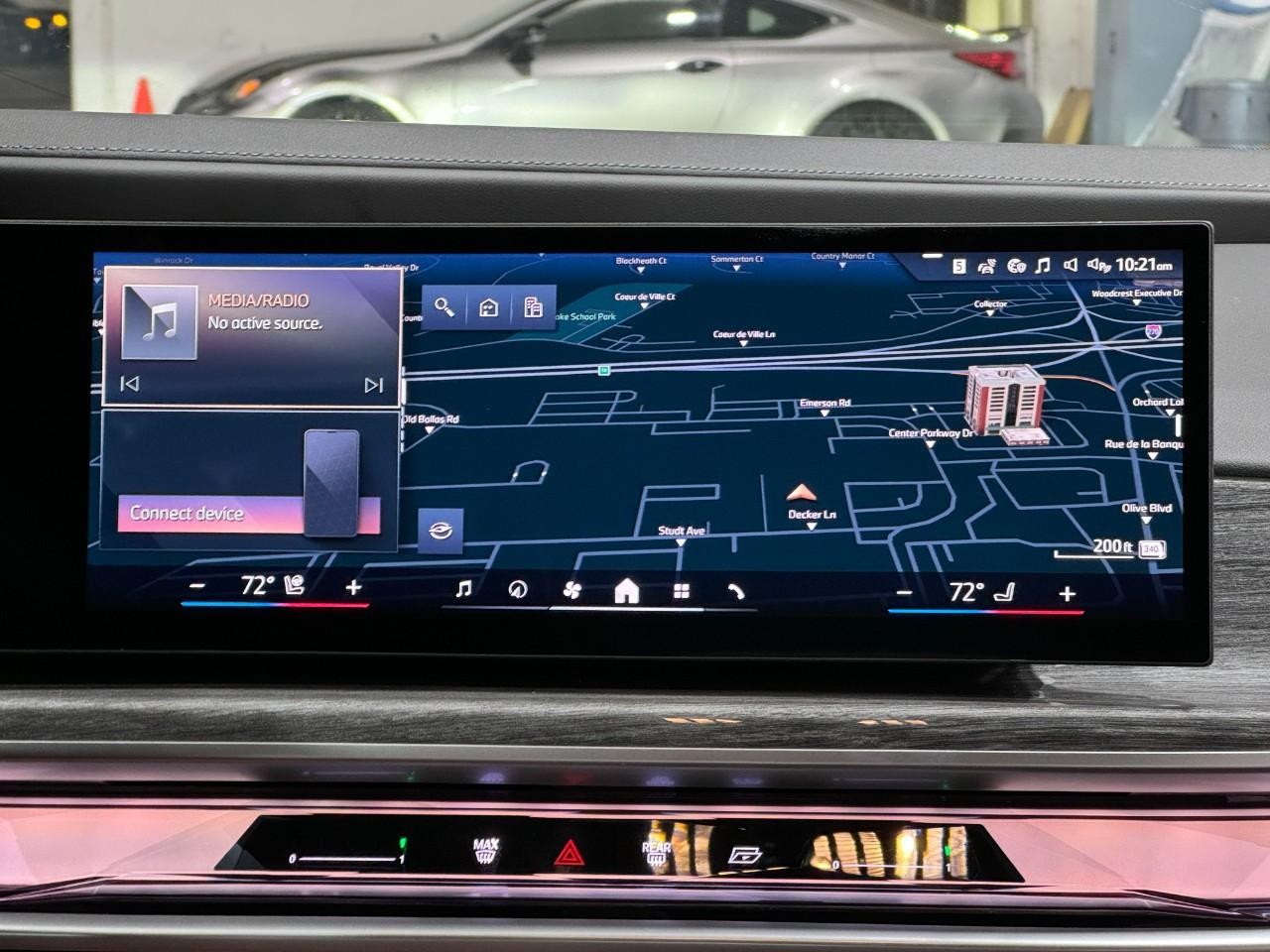 BMW 7 Series Vehicle Full-screen Gallery Image 14