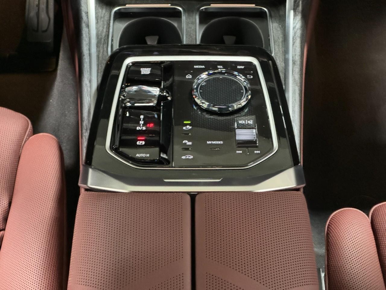 BMW 7 Series Vehicle Full-screen Gallery Image 15