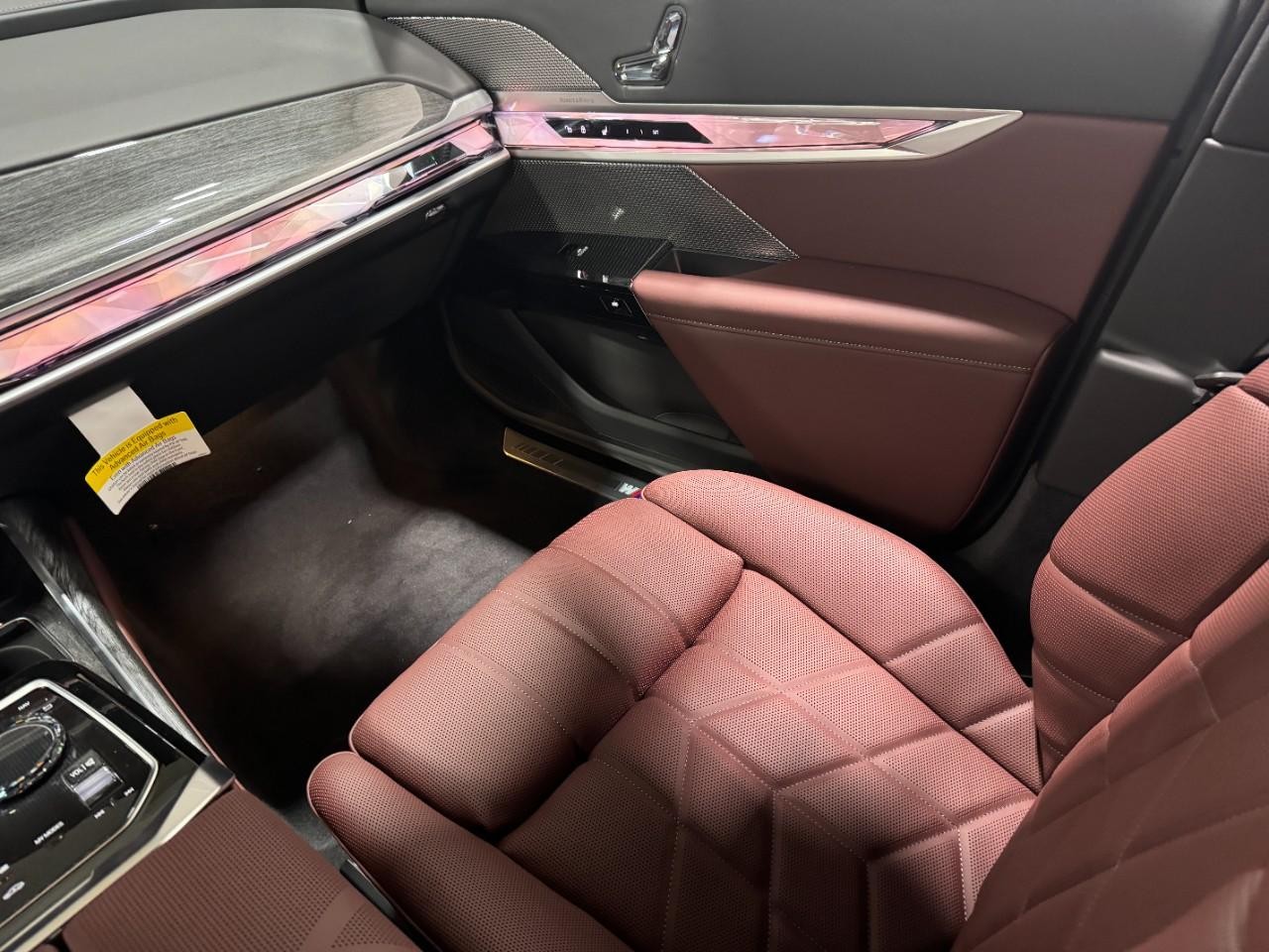 BMW 7 Series Vehicle Full-screen Gallery Image 16