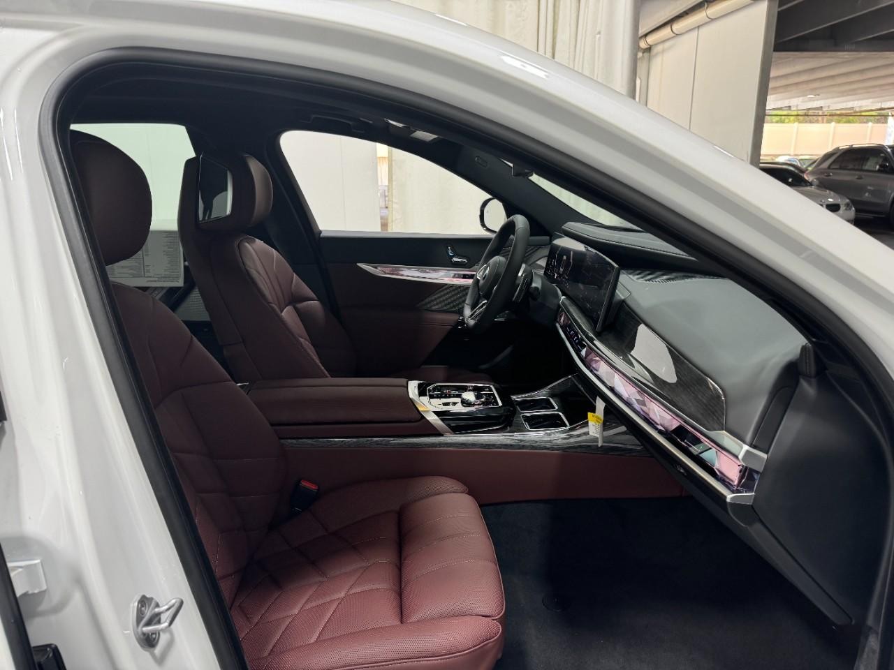 BMW 7 Series Vehicle Full-screen Gallery Image 17