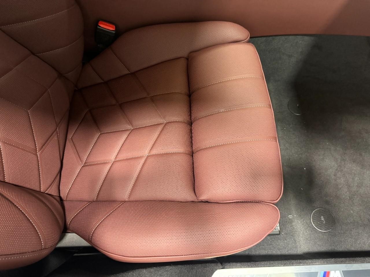 BMW 7 Series Vehicle Full-screen Gallery Image 18