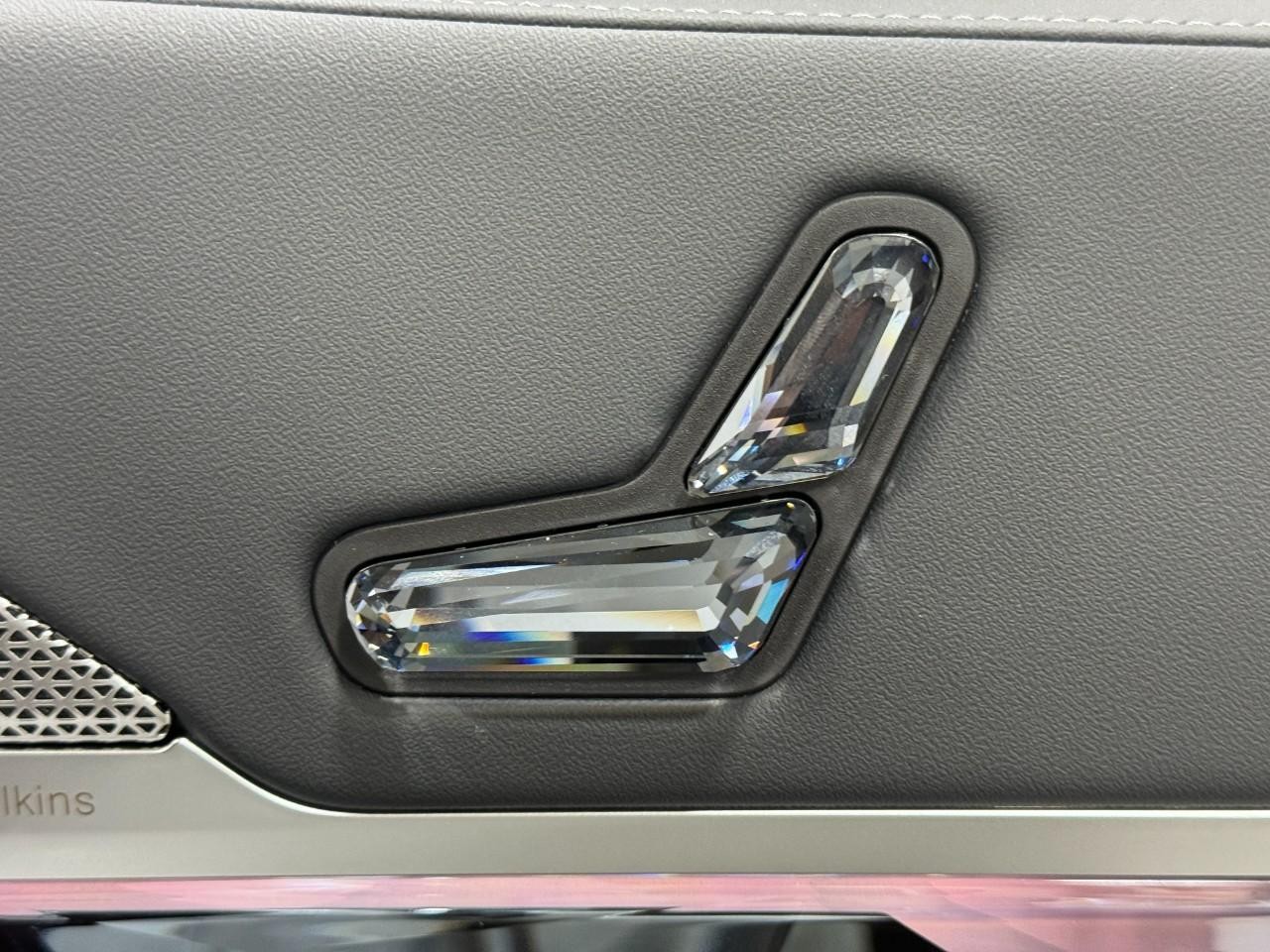 BMW 7 Series Vehicle Full-screen Gallery Image 19