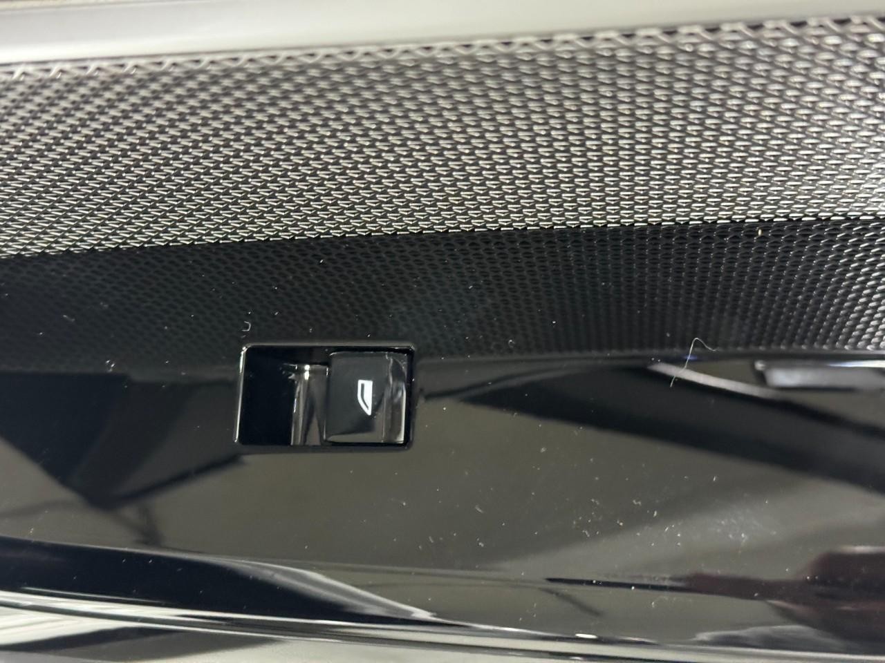 BMW 7 Series Vehicle Full-screen Gallery Image 21