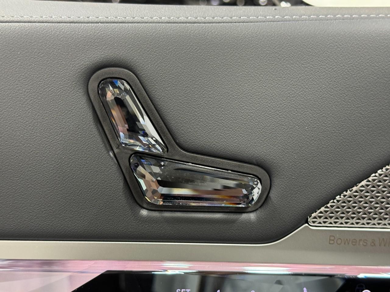 BMW 7 Series Vehicle Full-screen Gallery Image 22