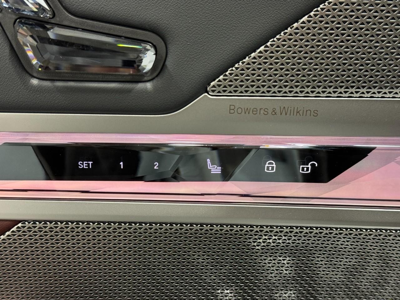 BMW 7 Series Vehicle Full-screen Gallery Image 23