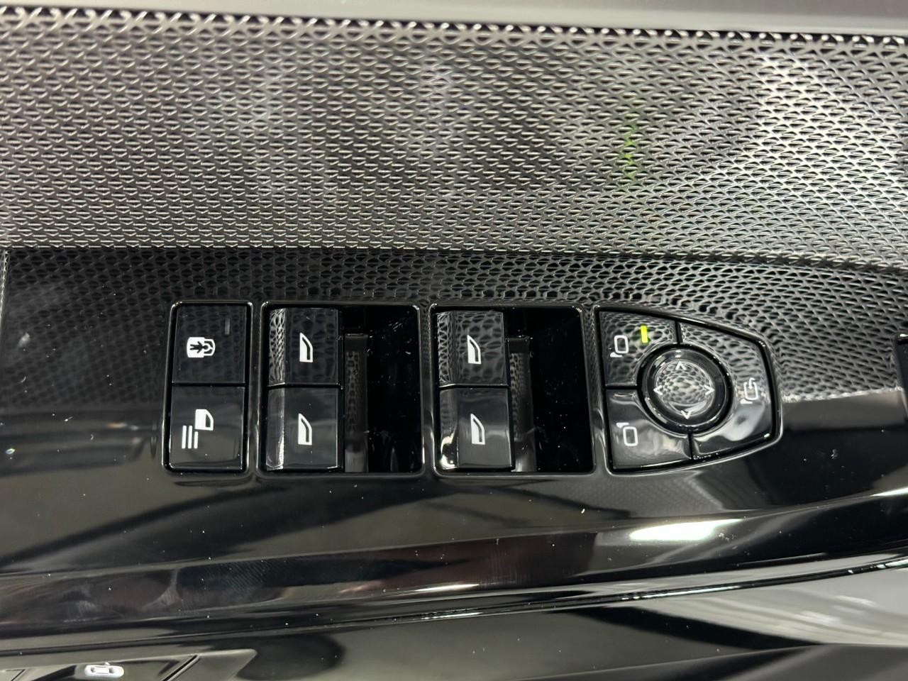 BMW 7 Series Vehicle Full-screen Gallery Image 24