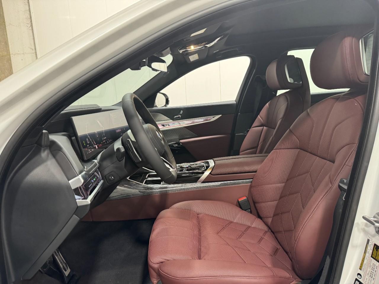 BMW 7 Series Vehicle Full-screen Gallery Image 25