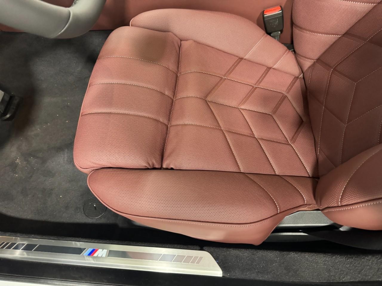 BMW 7 Series Vehicle Full-screen Gallery Image 26