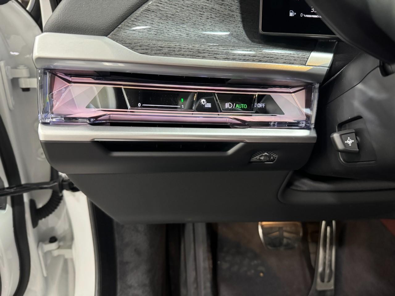 BMW 7 Series Vehicle Full-screen Gallery Image 27