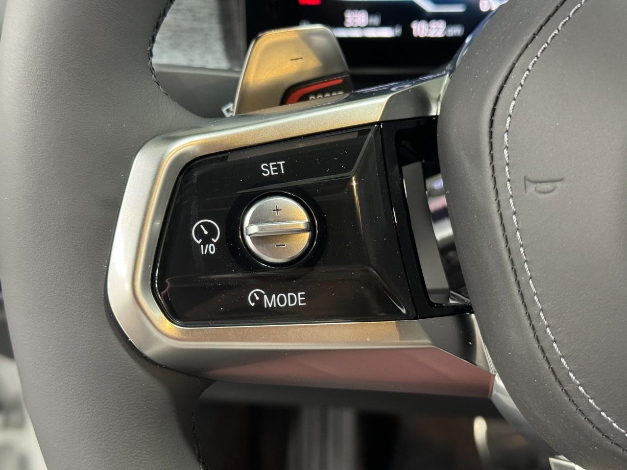 BMW 7 Series Vehicle Full-screen Gallery Image 28