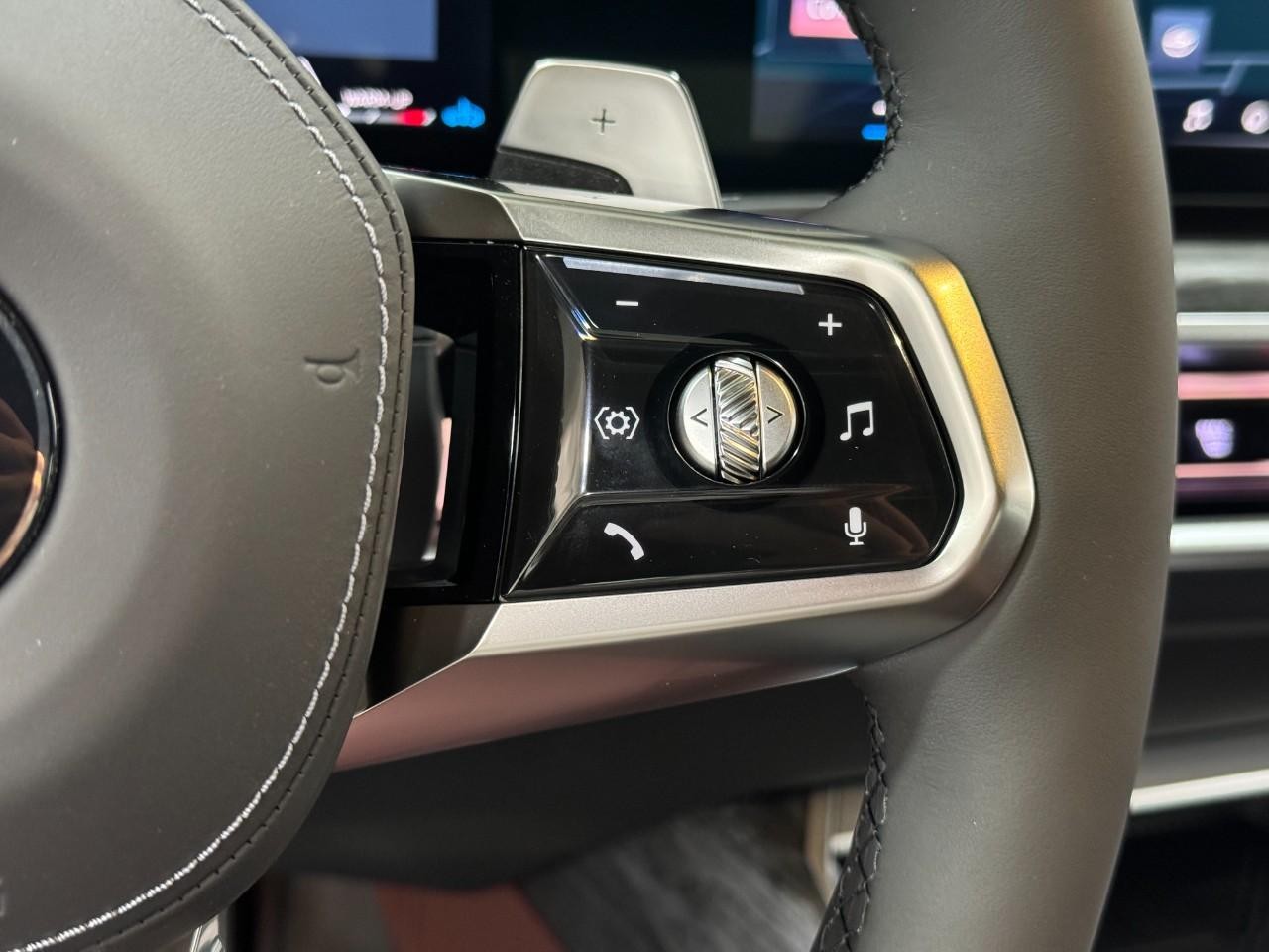 BMW 7 Series Vehicle Full-screen Gallery Image 29