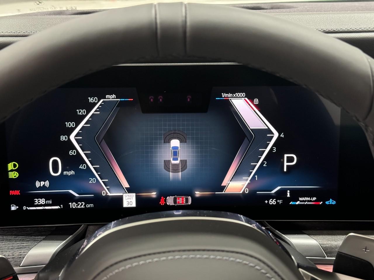 BMW 7 Series Vehicle Full-screen Gallery Image 30