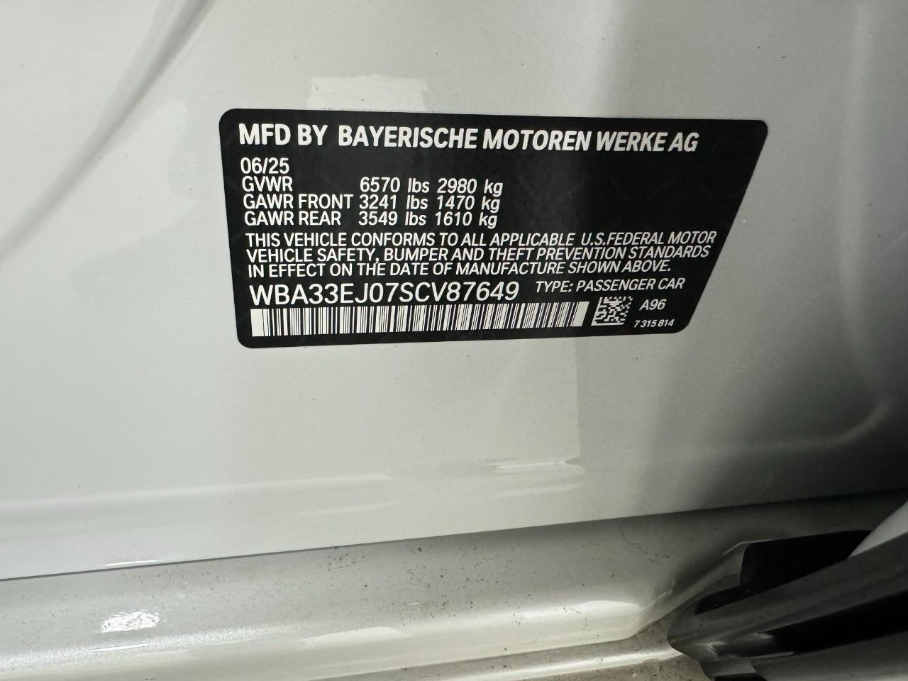 BMW 7 Series Vehicle Full-screen Gallery Image 32