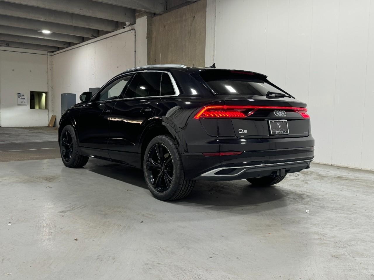 Audi Q8 Vehicle Full-screen Gallery Image 3