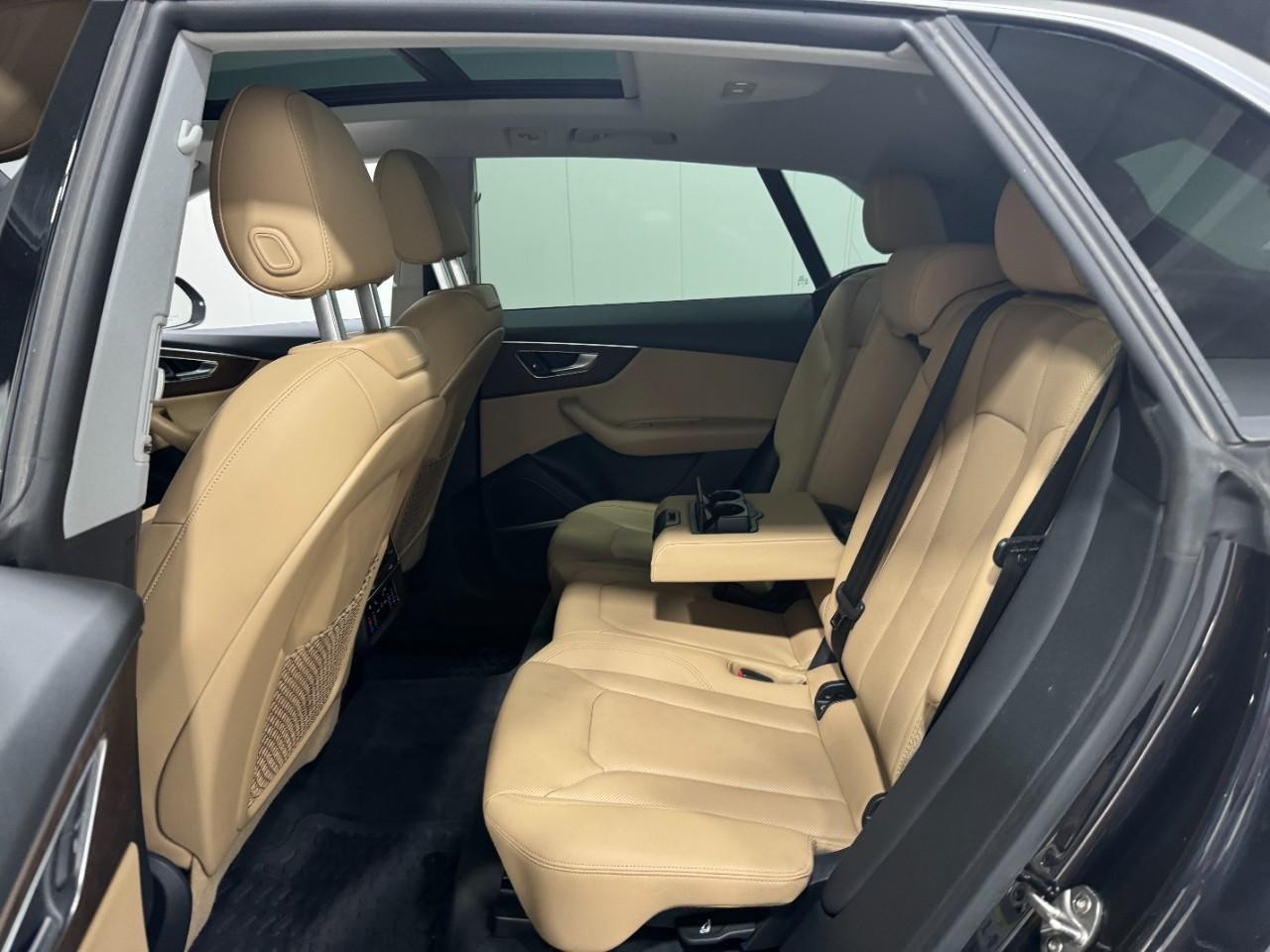 Audi Q8 Vehicle Full-screen Gallery Image 8