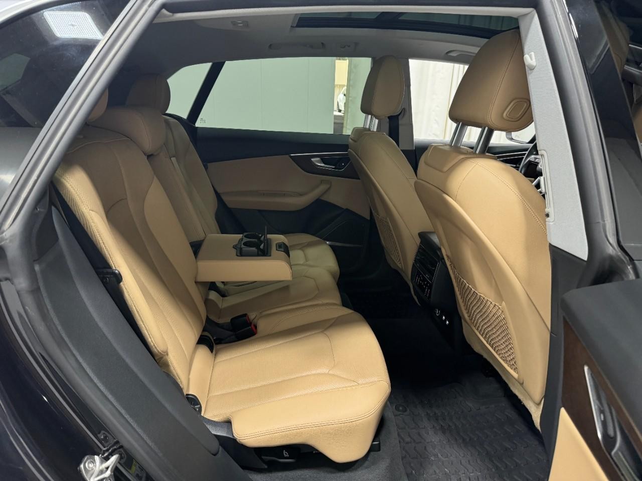 Audi Q8 Vehicle Full-screen Gallery Image 10