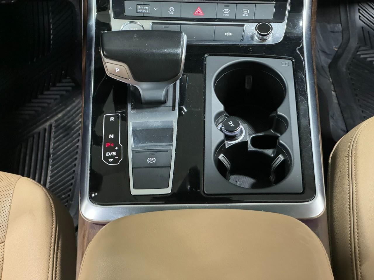 Audi Q8 Vehicle Full-screen Gallery Image 17