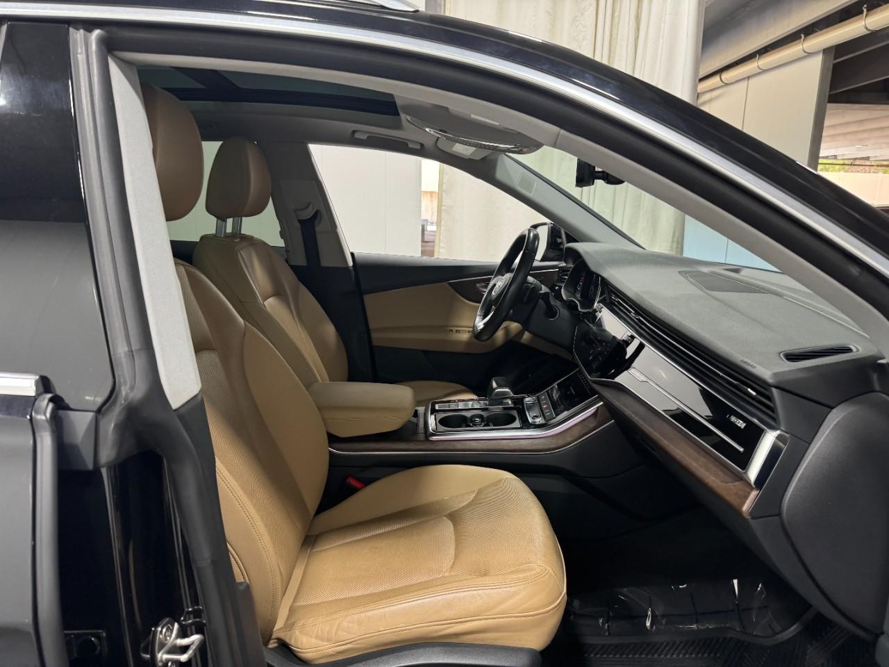 Audi Q8 Vehicle Full-screen Gallery Image 19