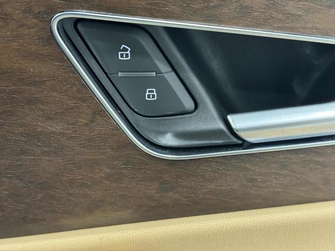 Audi Q8 Vehicle Full-screen Gallery Image 22