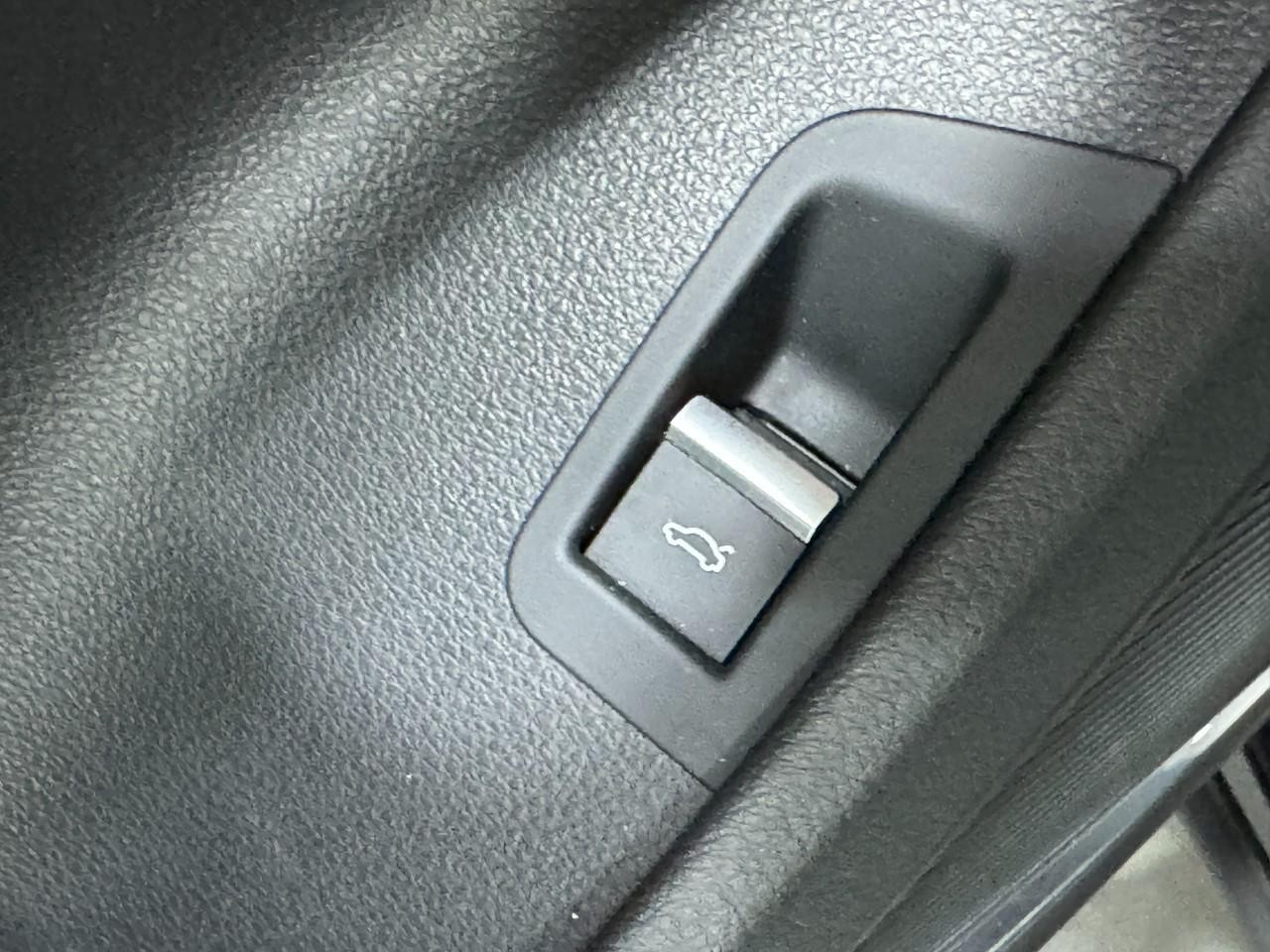 Audi Q8 Vehicle Full-screen Gallery Image 26