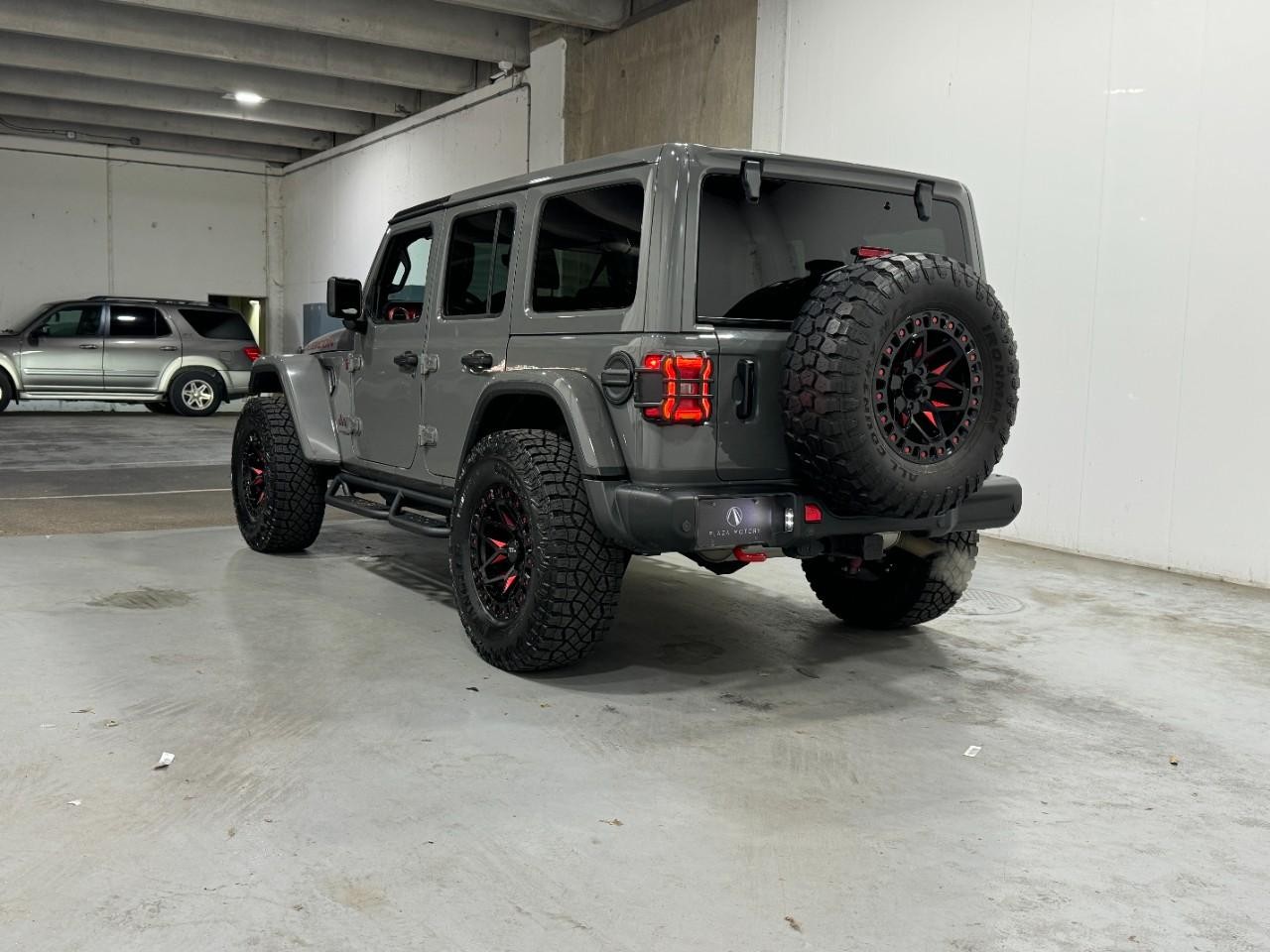 Jeep Wrangler Vehicle Full-screen Gallery Image 3