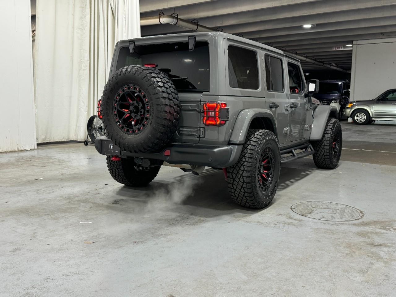Jeep Wrangler Vehicle Full-screen Gallery Image 4