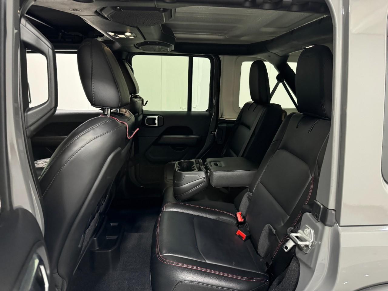 Jeep Wrangler Vehicle Full-screen Gallery Image 8