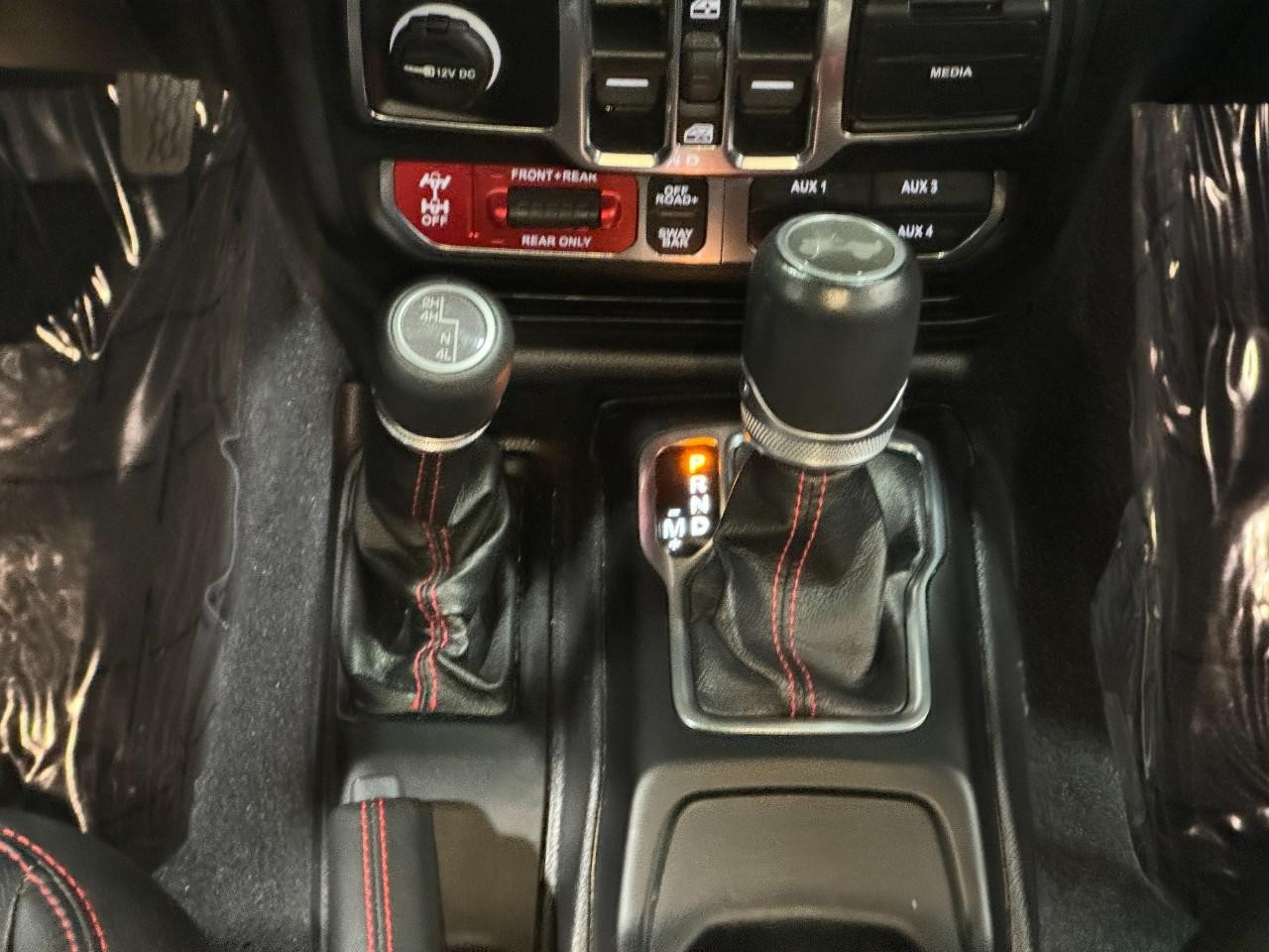 Jeep Wrangler Vehicle Full-screen Gallery Image 15