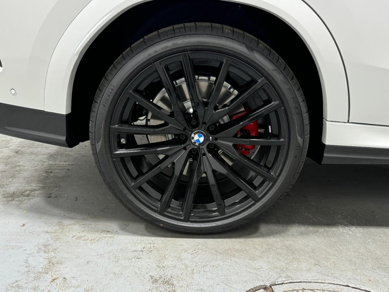 BMW X6 Vehicle Full-screen Gallery Image 5