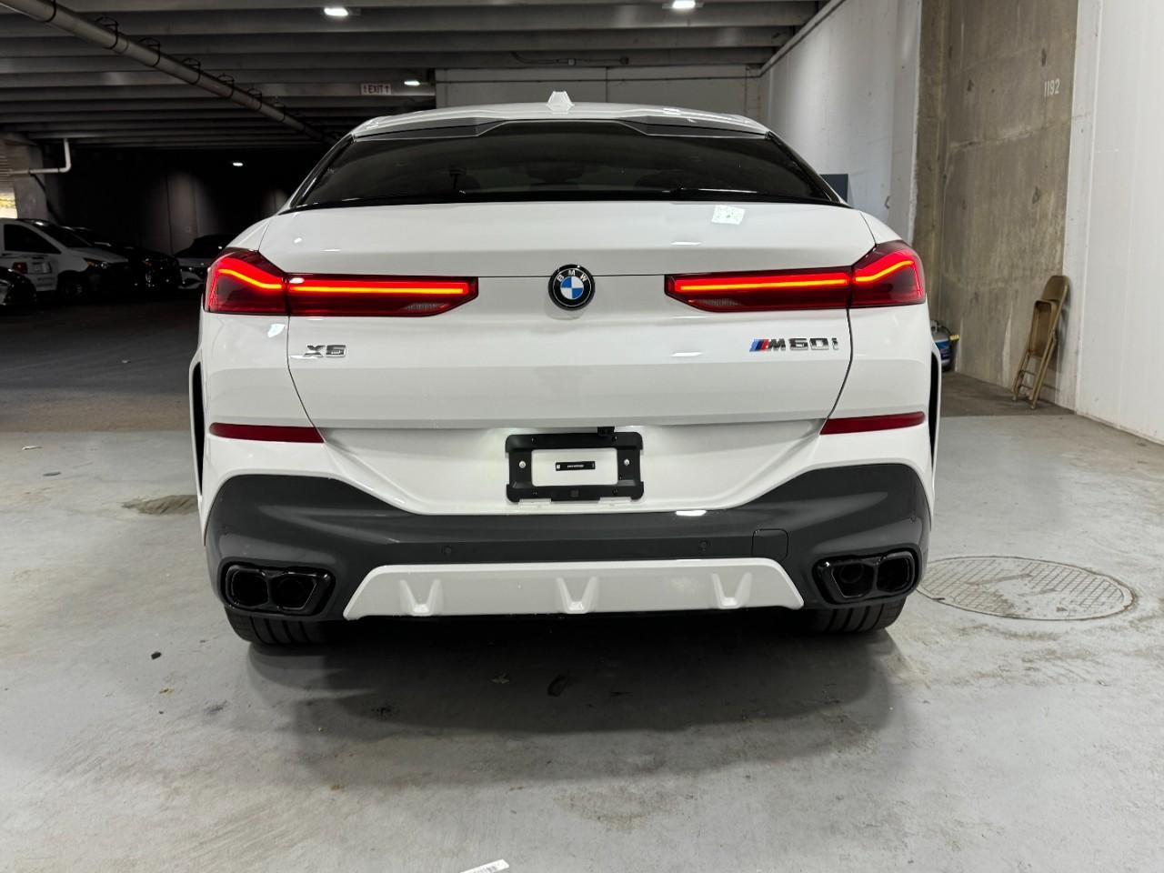 BMW X6 Vehicle Full-screen Gallery Image 9