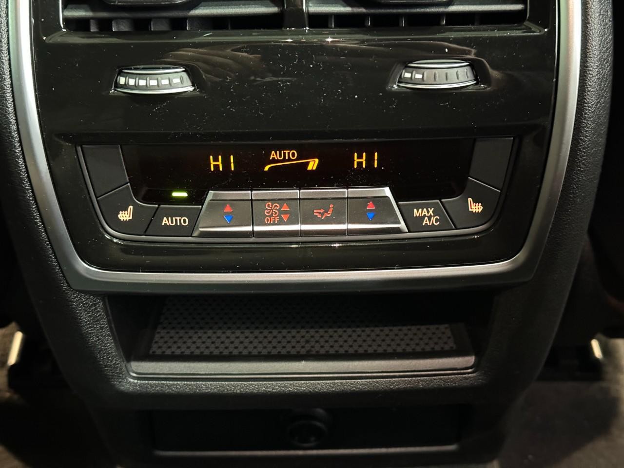 BMW X6 Vehicle Full-screen Gallery Image 11