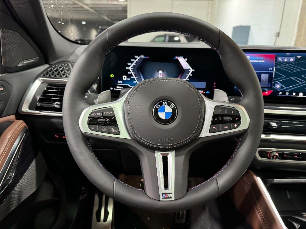 BMW X6 Vehicle Full-screen Gallery Image 14