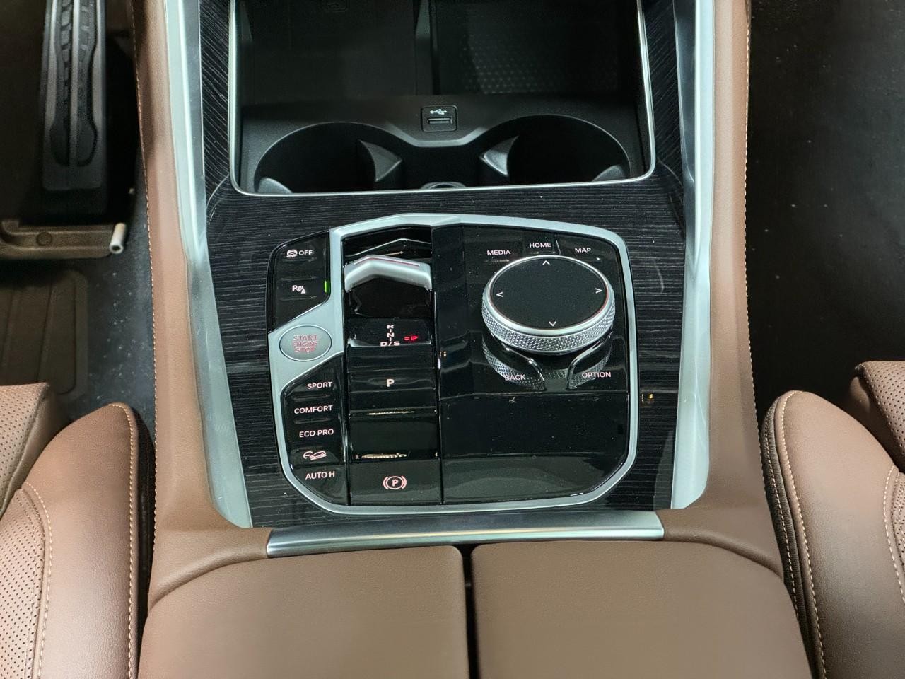 BMW X6 Vehicle Full-screen Gallery Image 16