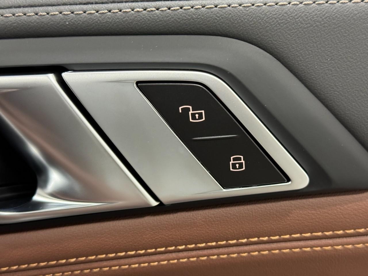 BMW X6 Vehicle Full-screen Gallery Image 21