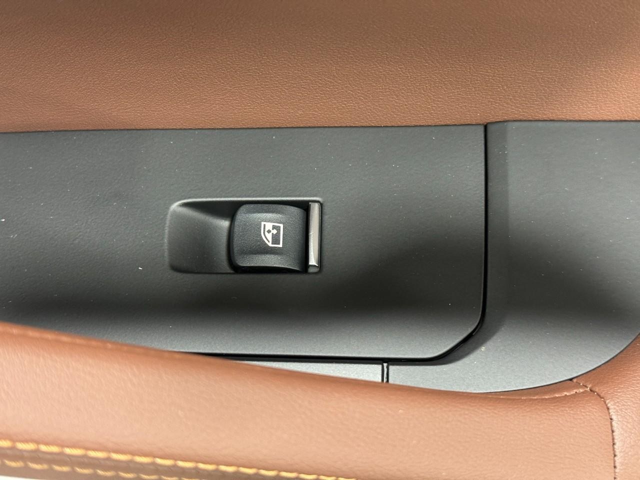 BMW X6 Vehicle Full-screen Gallery Image 22