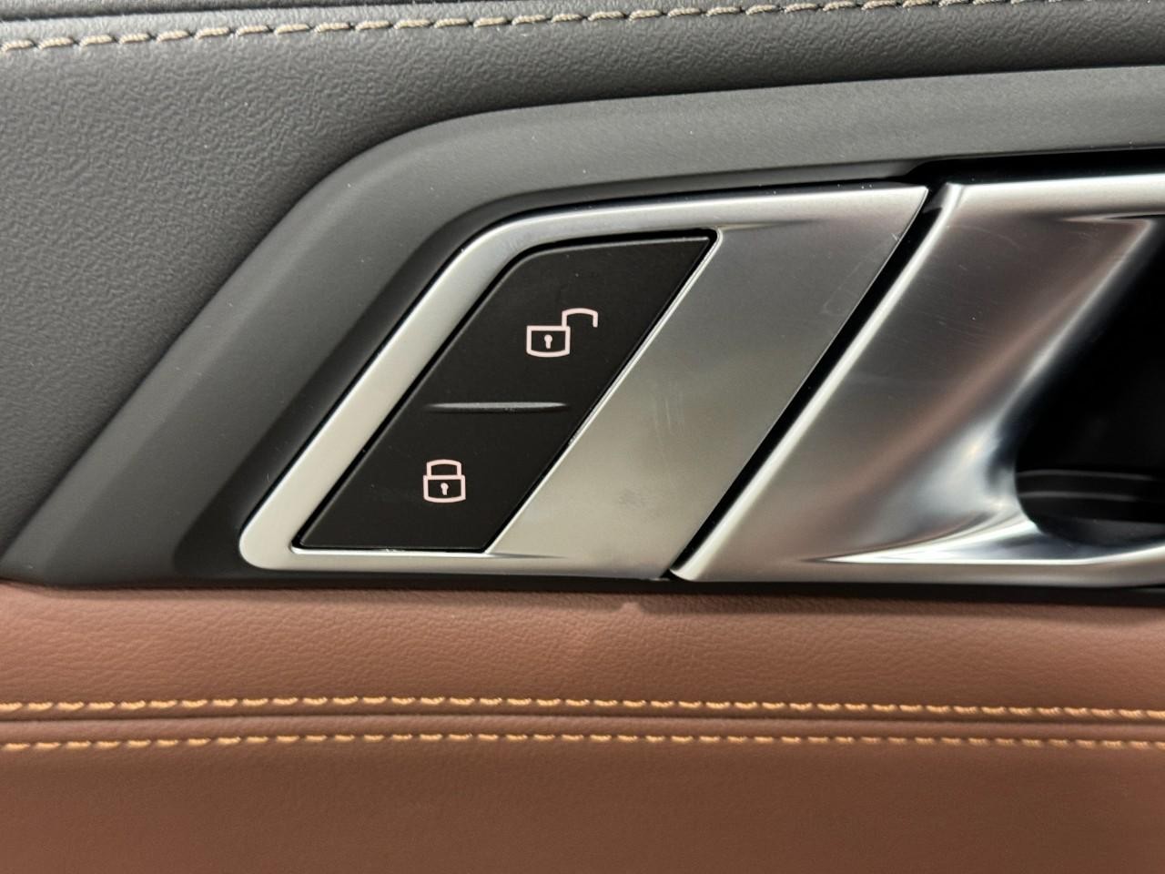 BMW X6 Vehicle Full-screen Gallery Image 25