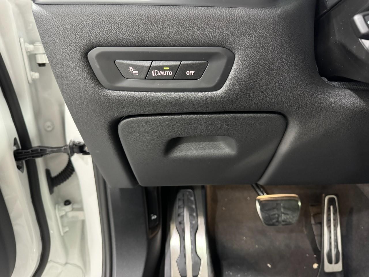 BMW X6 Vehicle Full-screen Gallery Image 30