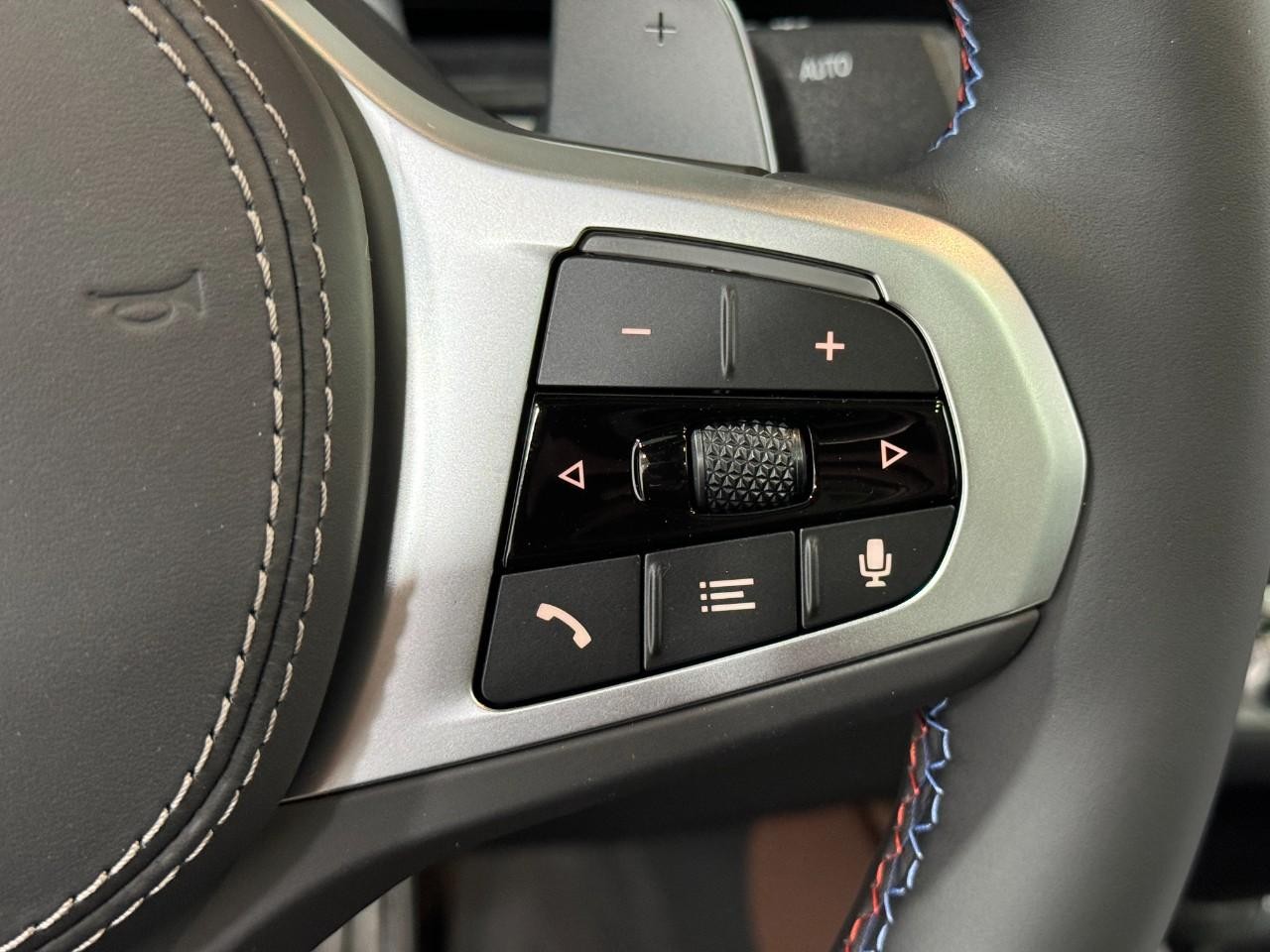 BMW X6 Vehicle Full-screen Gallery Image 32