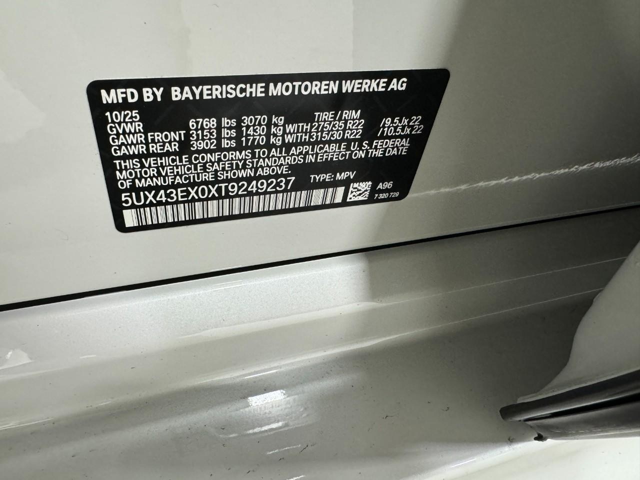 BMW X6 Vehicle Full-screen Gallery Image 35