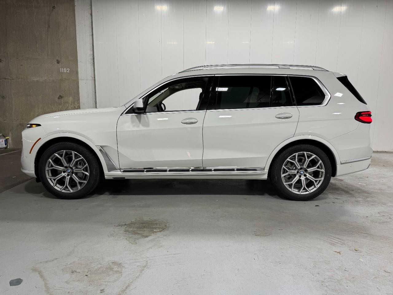 BMW X7 Vehicle Full-screen Gallery Image 2