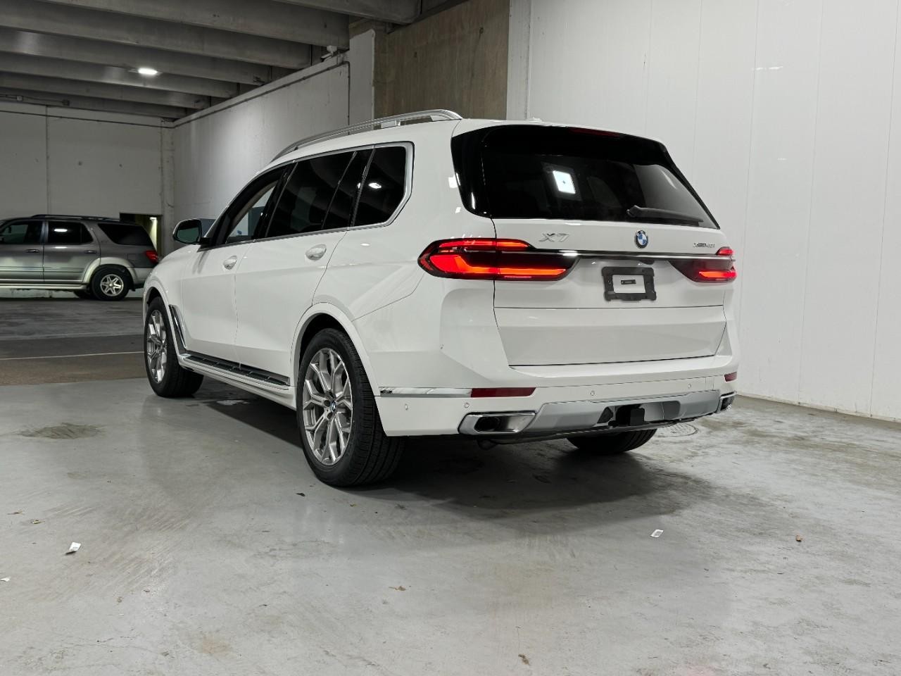 BMW X7 Vehicle Full-screen Gallery Image 3
