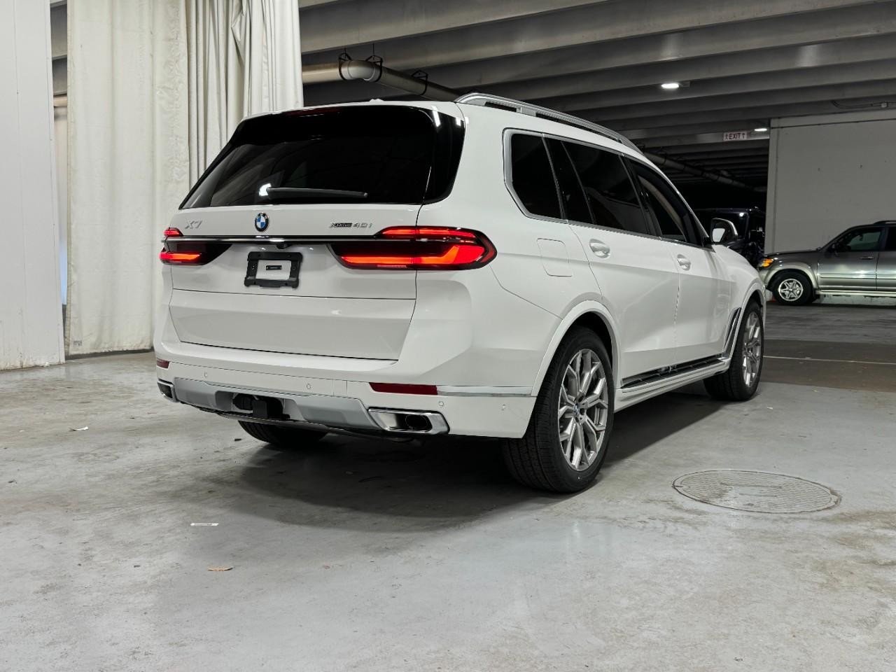 BMW X7 Vehicle Full-screen Gallery Image 4
