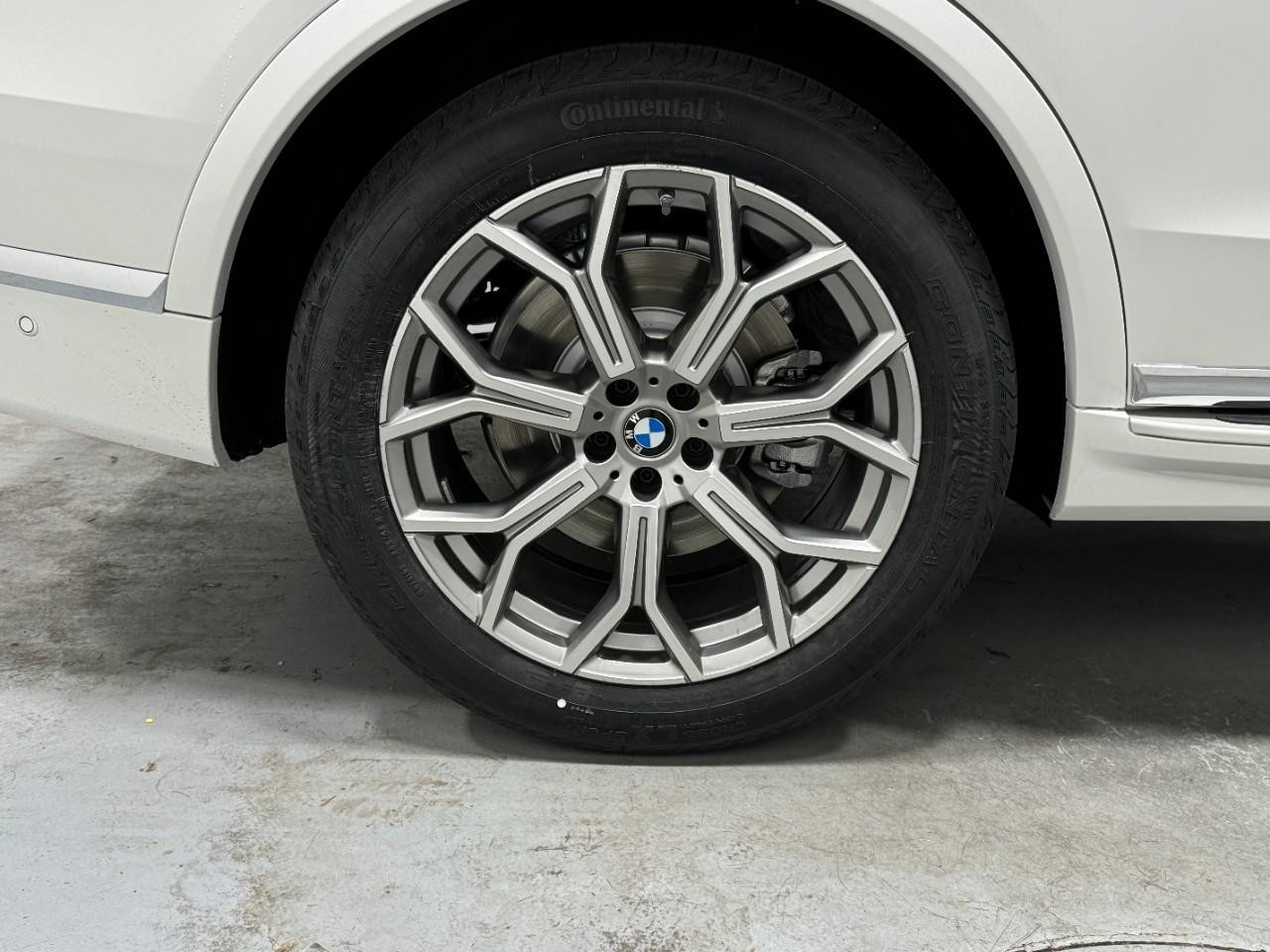 BMW X7 Vehicle Full-screen Gallery Image 5