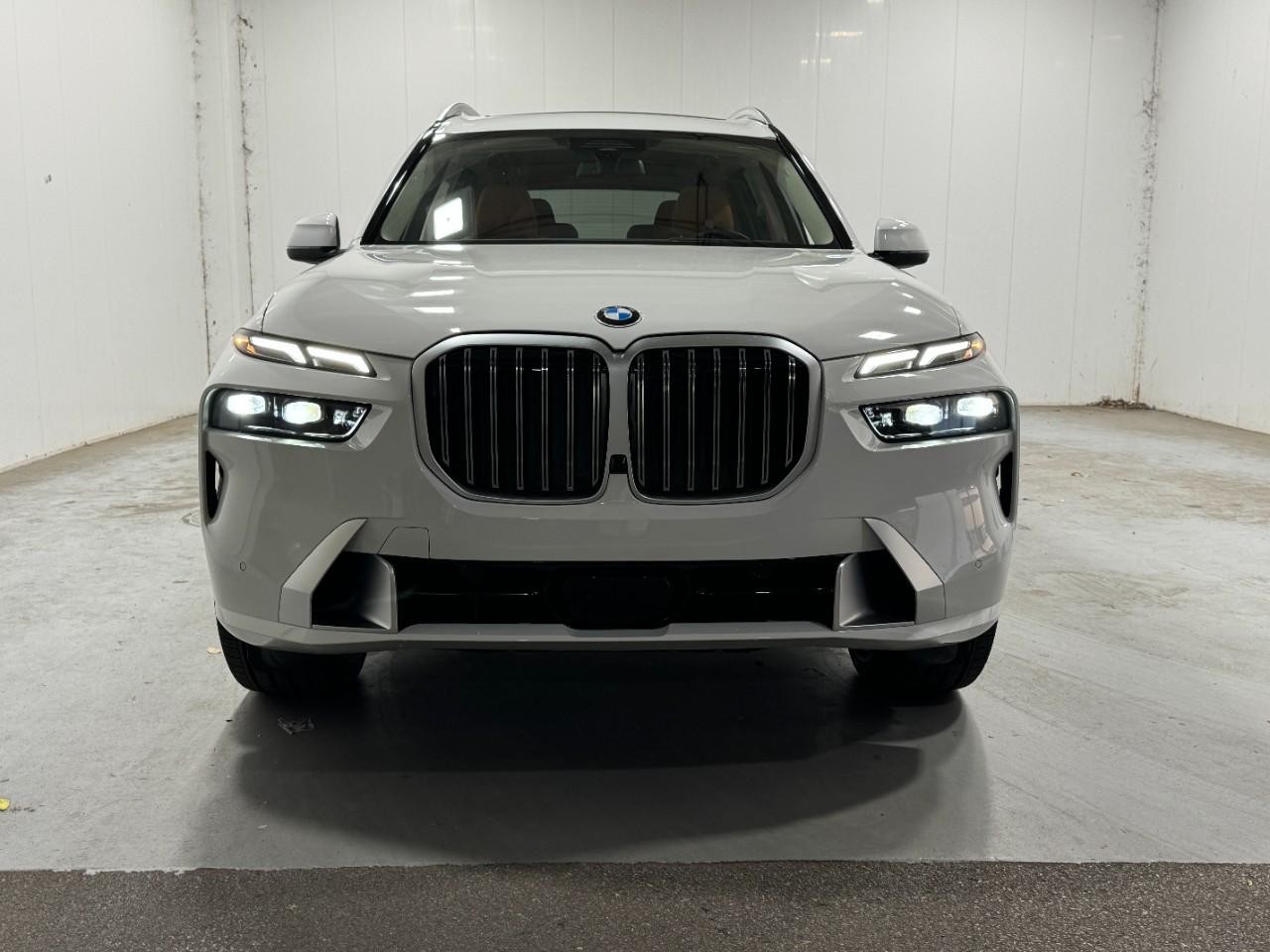 BMW X7 Vehicle Full-screen Gallery Image 7