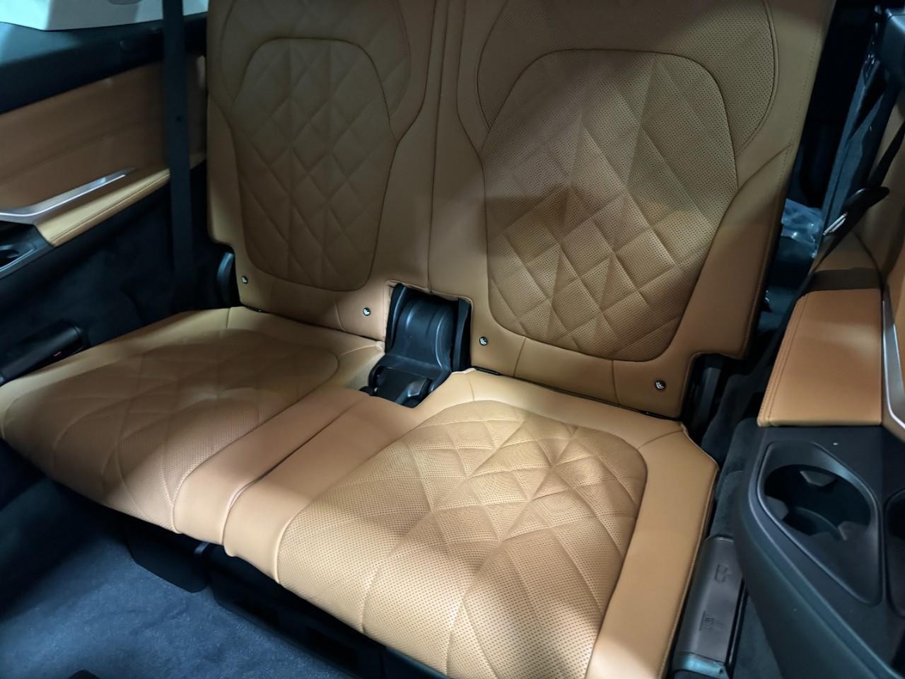 BMW X7 Vehicle Full-screen Gallery Image 8