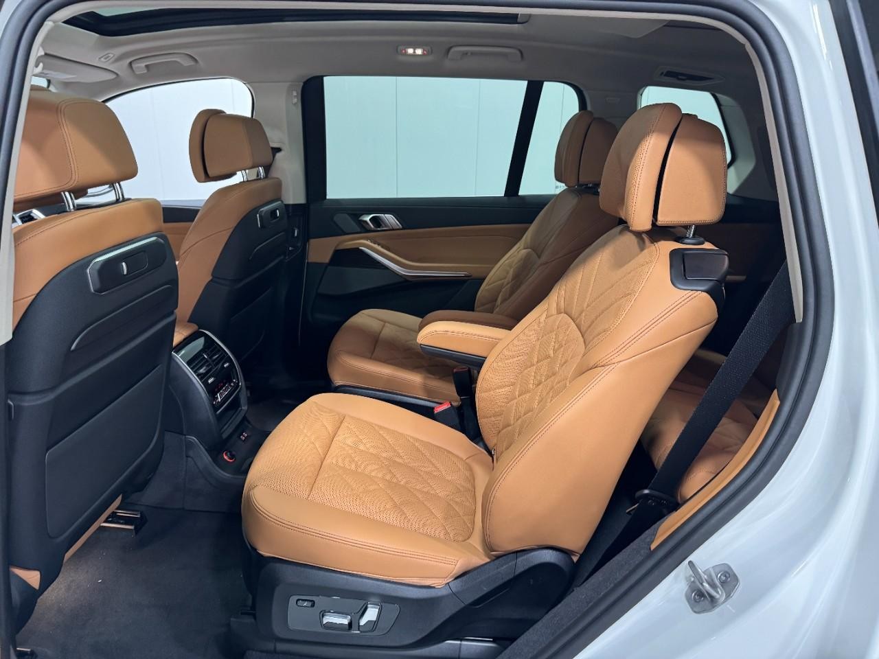 BMW X7 Vehicle Full-screen Gallery Image 9