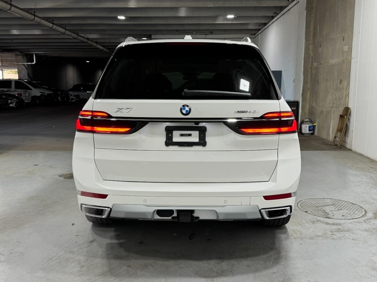 BMW X7 Vehicle Full-screen Gallery Image 10