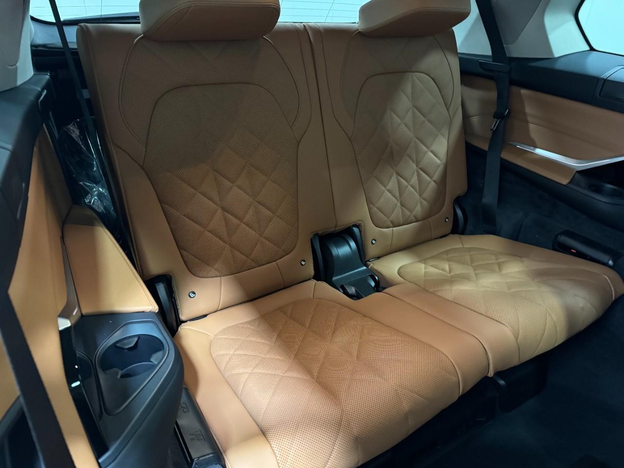 BMW X7 Vehicle Full-screen Gallery Image 11