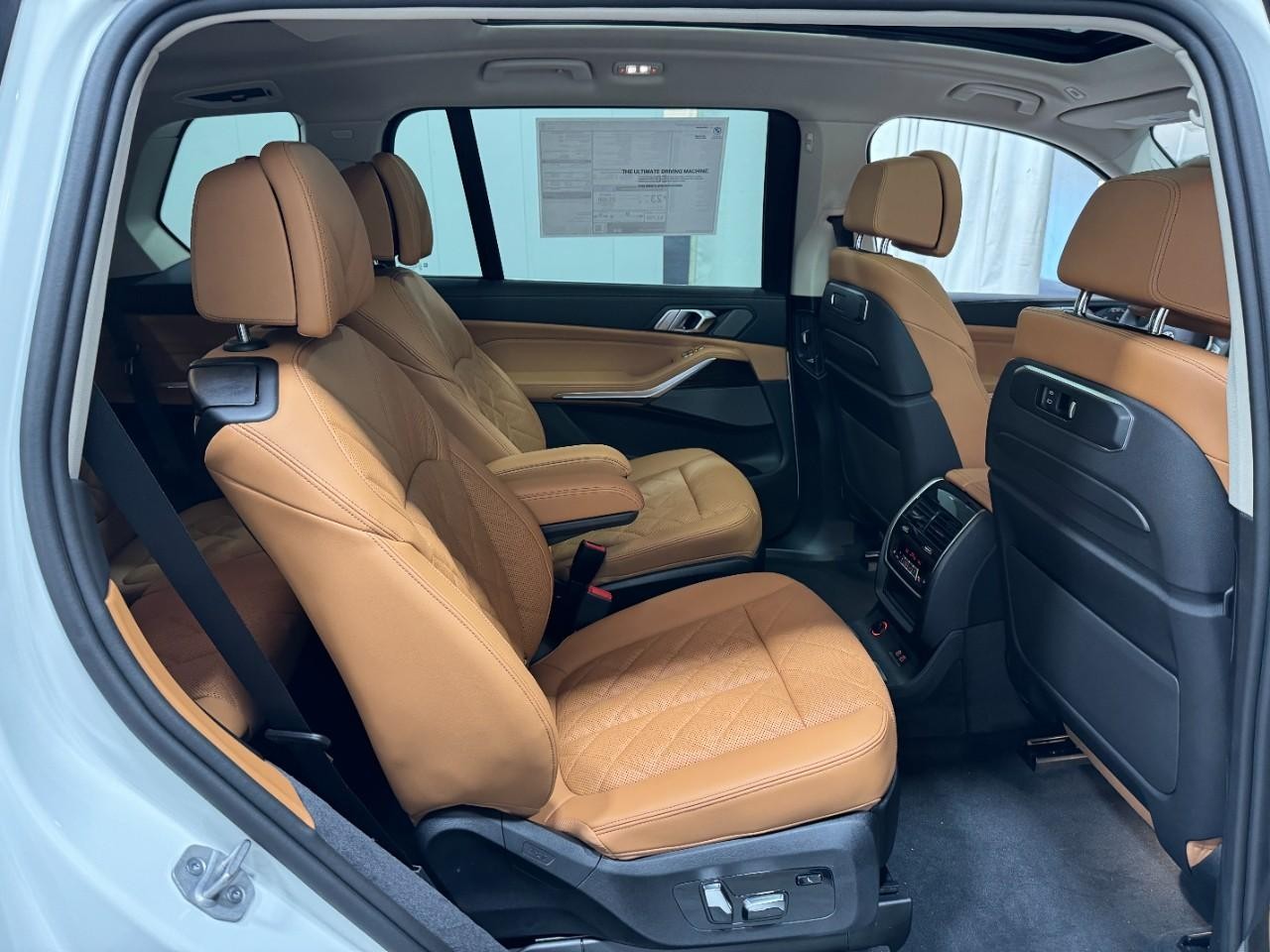 BMW X7 Vehicle Full-screen Gallery Image 12